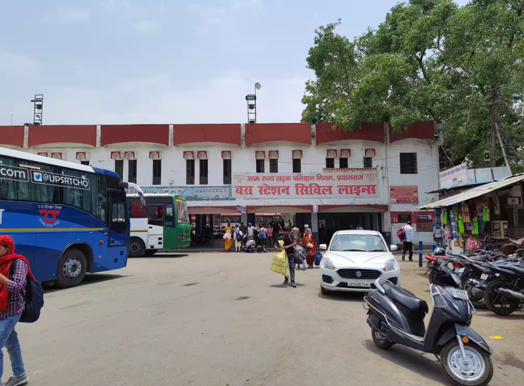 Prayagraj Civil Lines se Jhunsi shift bus station ke baad yatriyon ko auto aur e-rickshaw ke manmane kiraye dene pad rahe hain, bheed bhari city buses aur pareshan yatri.